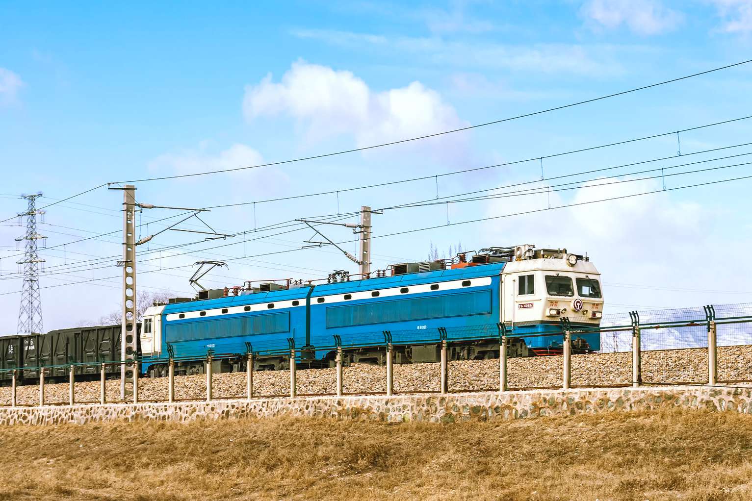 摄图网_507759843_banner_蓝天白云铁路火车行驶（企业商用）.jpg